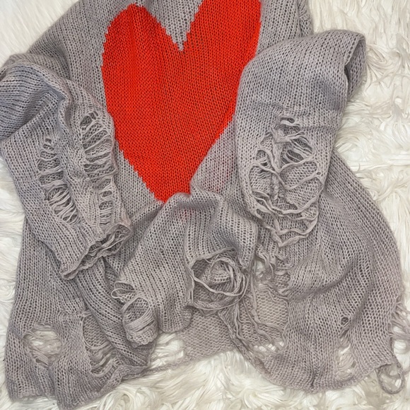 Wildfox White Label Sweater ~ in Light Gray w/ Red Heart ♥️ - Picture 11 of 13
